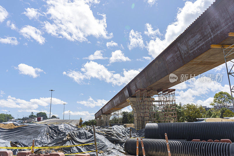 在Carrera 68与26街(波哥大-哥伦比亚)正在建设的车桥。基础设施的概念。